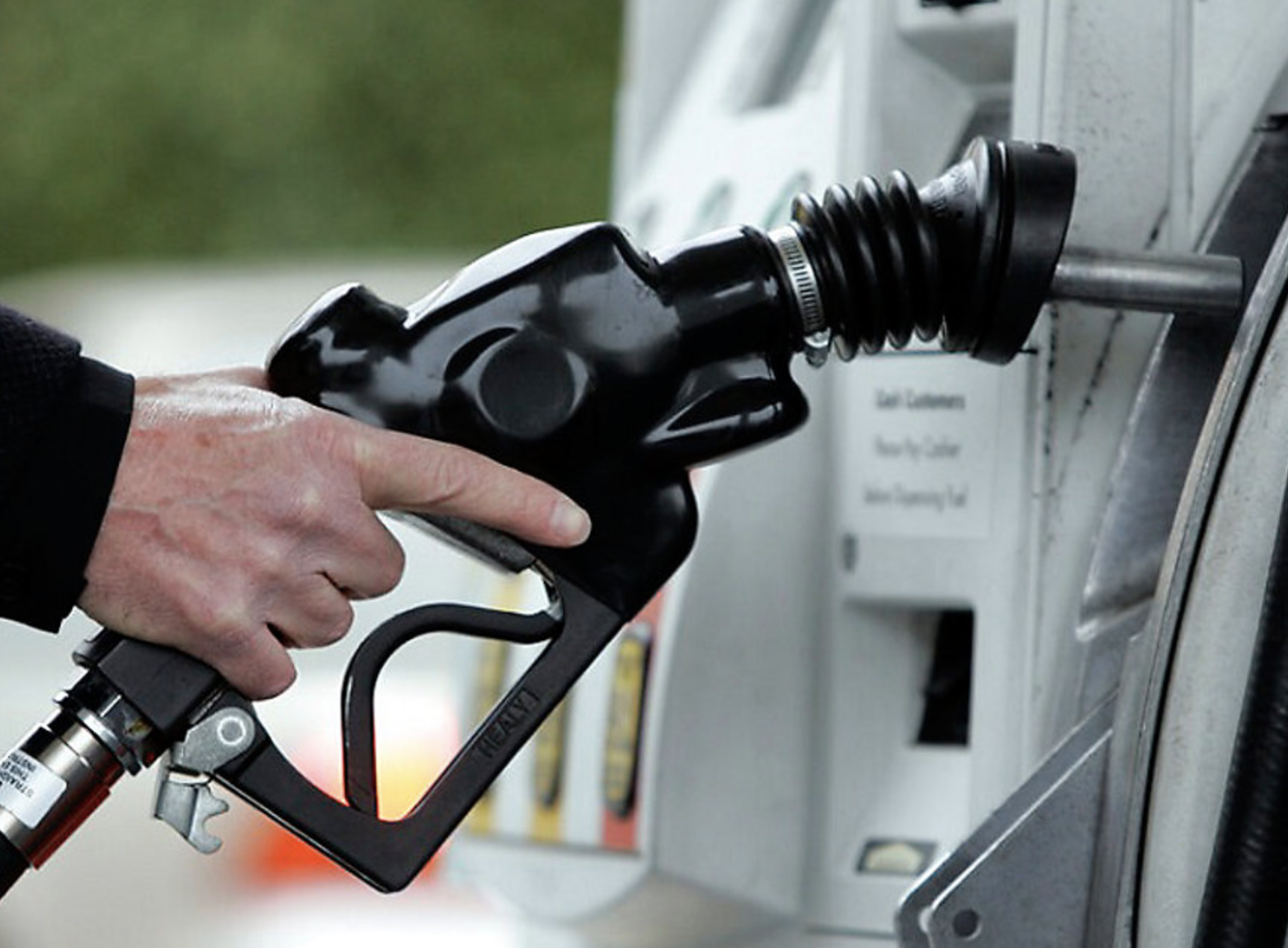 洛杉矶县平均汽油价格略有下降，延续趋势